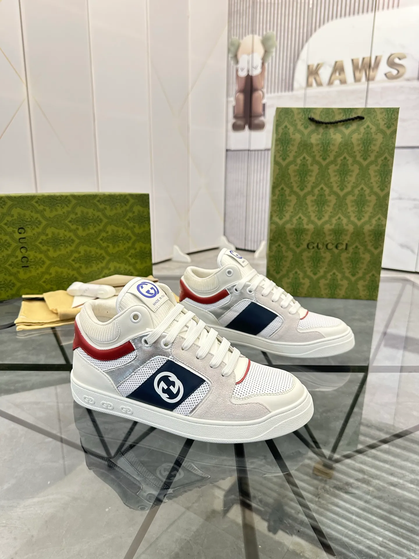 Selling men's shoes 💰: 💰P560¥ Top quality Product trademark: Gucci* "Gucci*" low-top casual shoes Regular size: 38-44 (can be customized to 45.46.) Product material: imported first-layer cowhide leather upper, breathable lining, original outsole. No.: 004